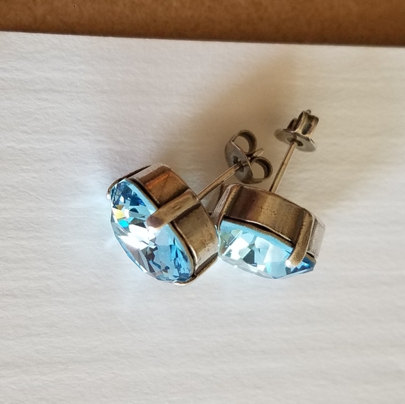 👗🦜NEW🦜👗Swarovski Crystal Earrings in Antique Silver - Picture 7 of 7